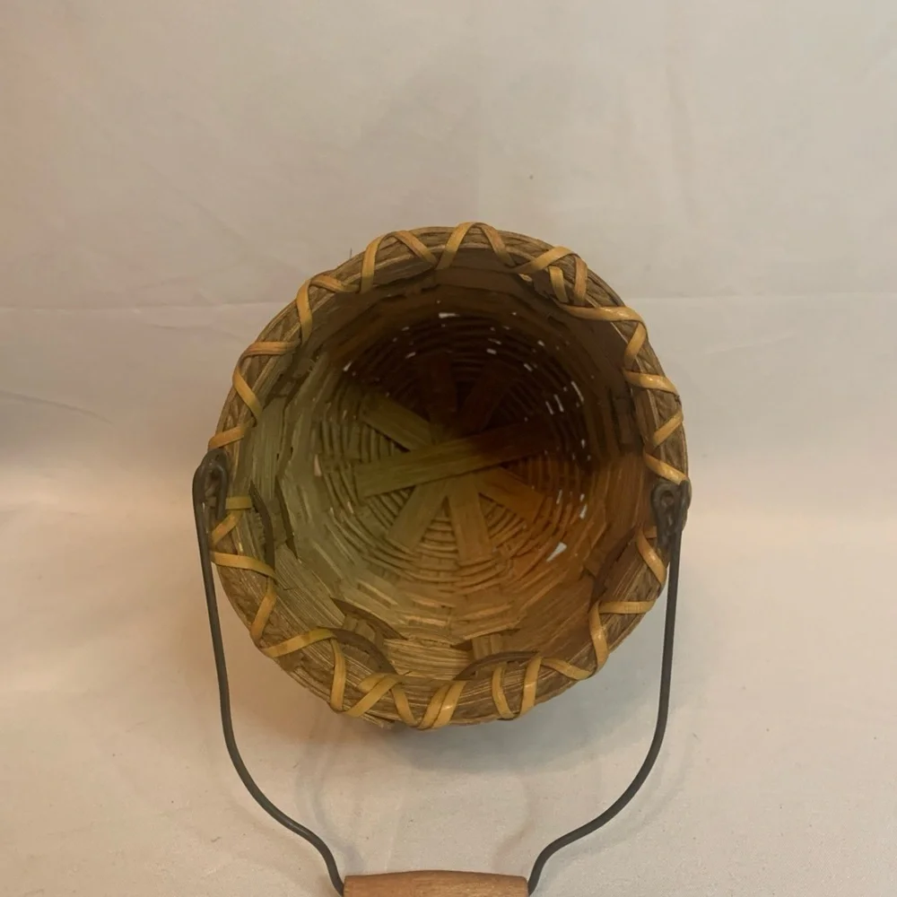 Small Round Apple Basket with Handle